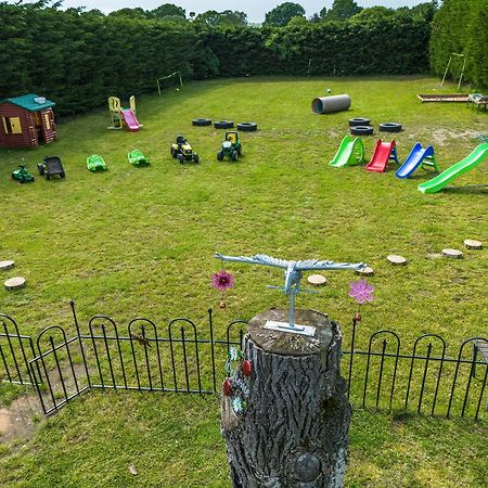 Upside Down House - Sleeps Up To 6 Guests - Great For Family And Friends Gatherings,Corporate Events ,Near Sherwood Forest At Fairview Farm In Nottingham Set In 88 Acres Εξωτερικό φωτογραφία