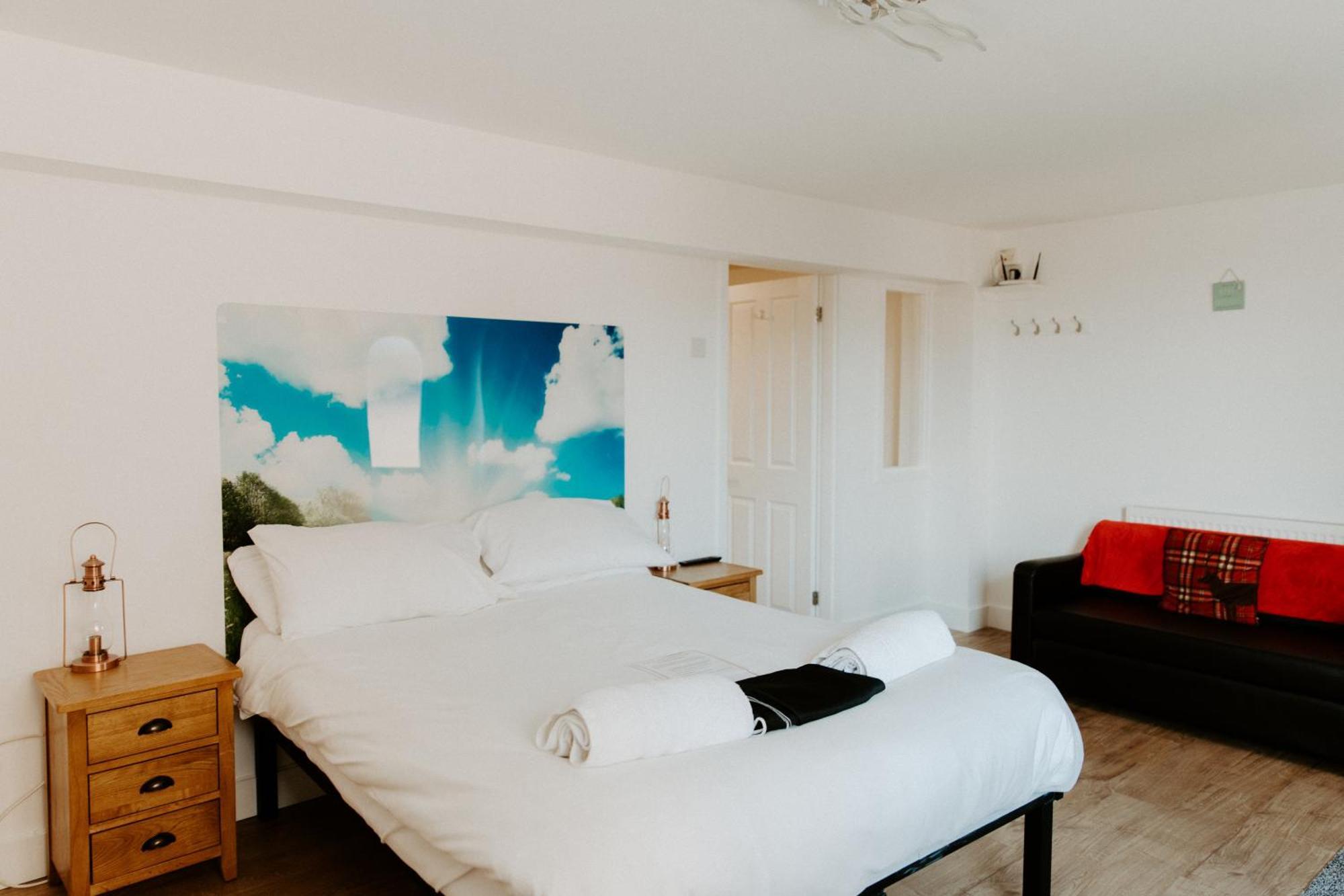 Upside Down House - Sleeps Up To 6 Guests - Great For Family And Friends Gatherings,Corporate Events ,Near Sherwood Forest At Fairview Farm In Nottingham Set In 88 Acres Εξωτερικό φωτογραφία