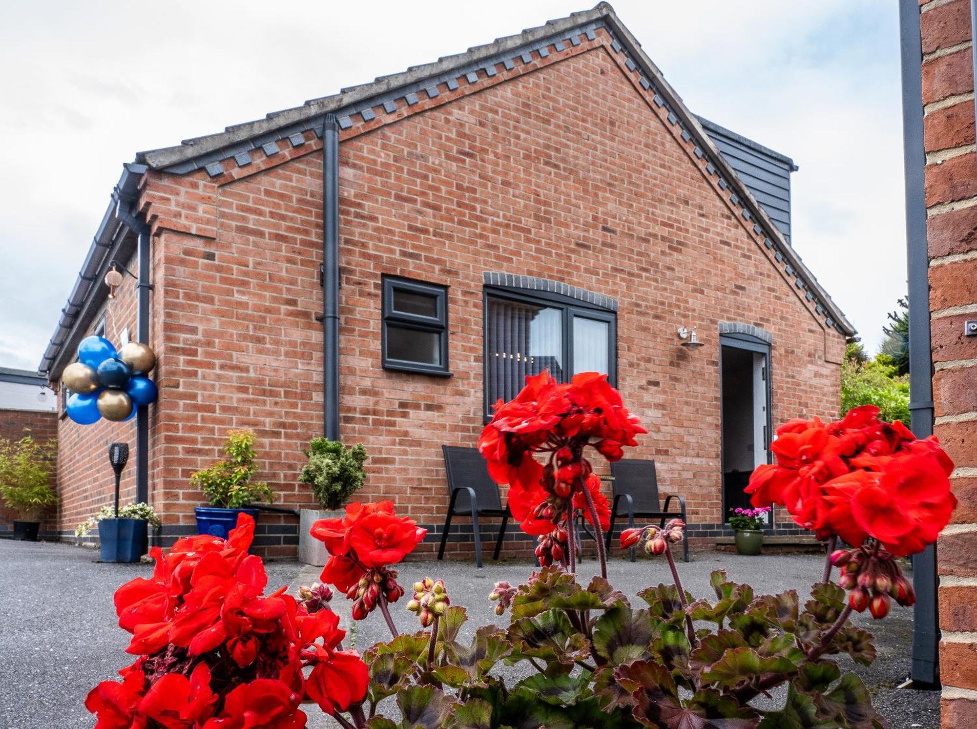 Upside Down House - Sleeps Up To 6 Guests - Great For Family And Friends Gatherings,Corporate Events ,Near Sherwood Forest At Fairview Farm In Nottingham Set In 88 Acres Εξωτερικό φωτογραφία