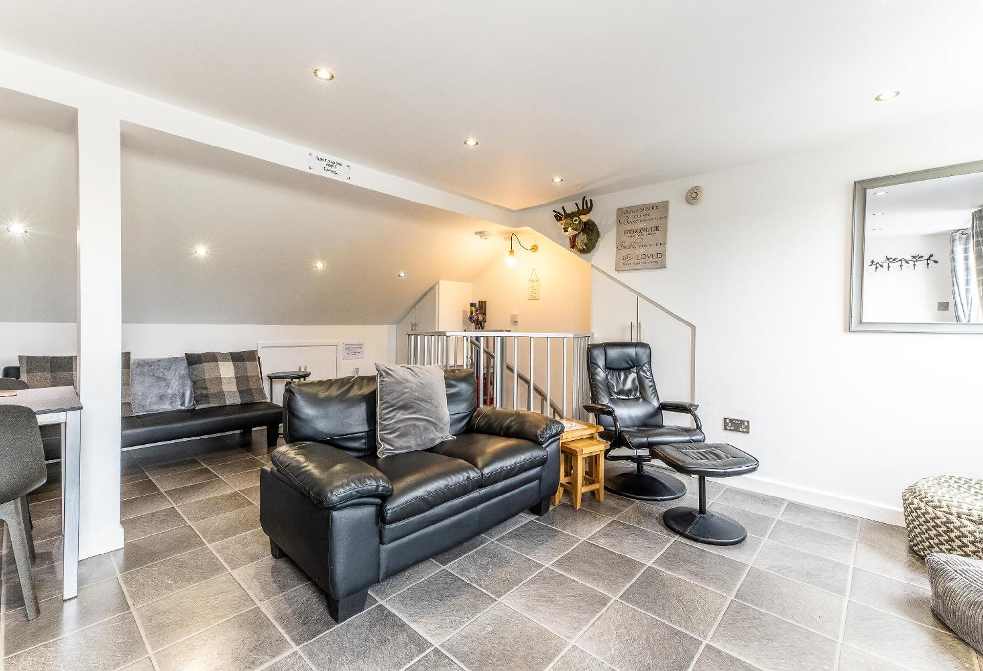 Upside Down House - Sleeps Up To 6 Guests - Great For Family And Friends Gatherings,Corporate Events ,Near Sherwood Forest At Fairview Farm In Nottingham Set In 88 Acres Εξωτερικό φωτογραφία