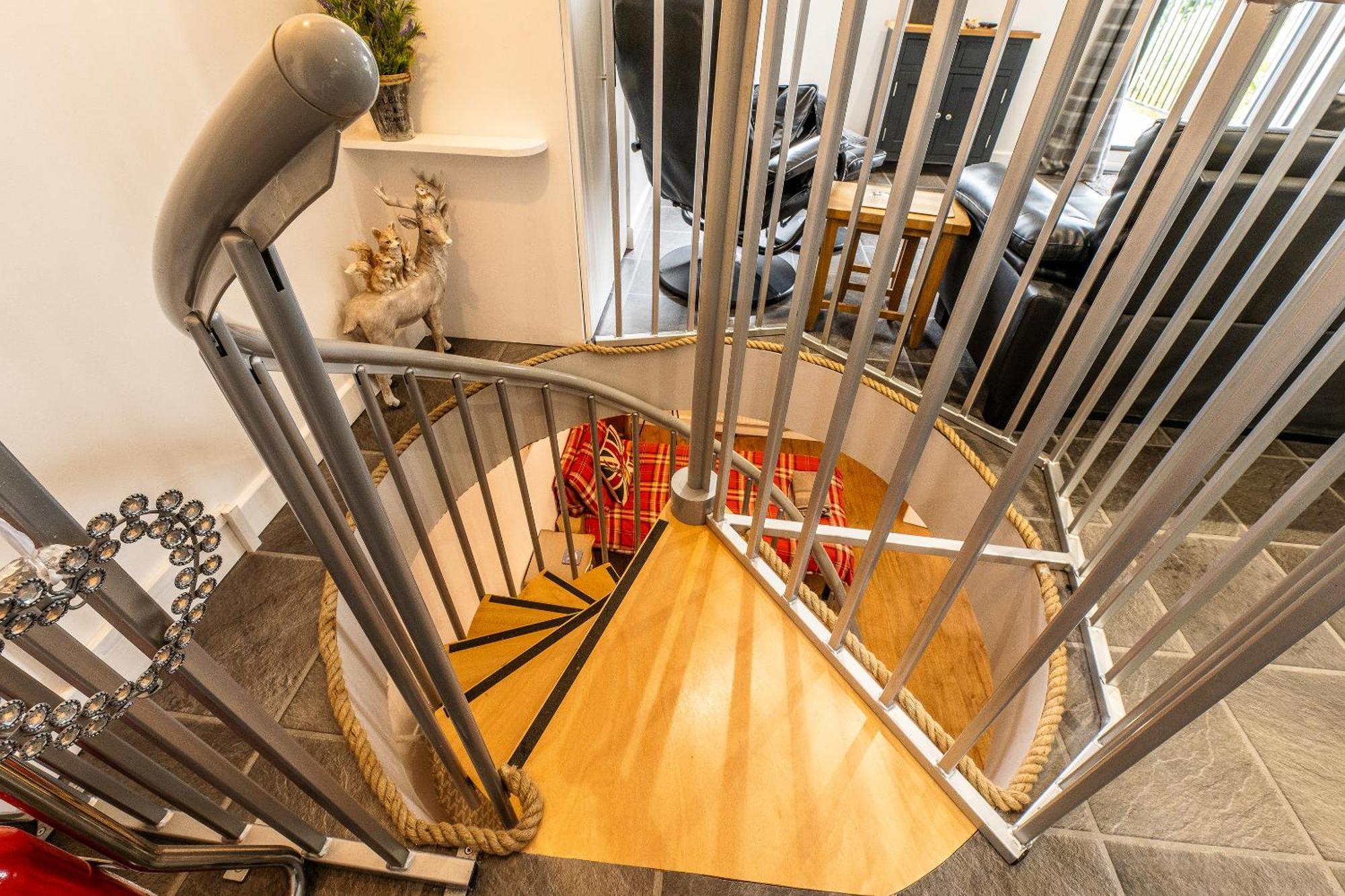 Upside Down House - Sleeps Up To 6 Guests - Great For Family And Friends Gatherings,Corporate Events ,Near Sherwood Forest At Fairview Farm In Nottingham Set In 88 Acres Εξωτερικό φωτογραφία