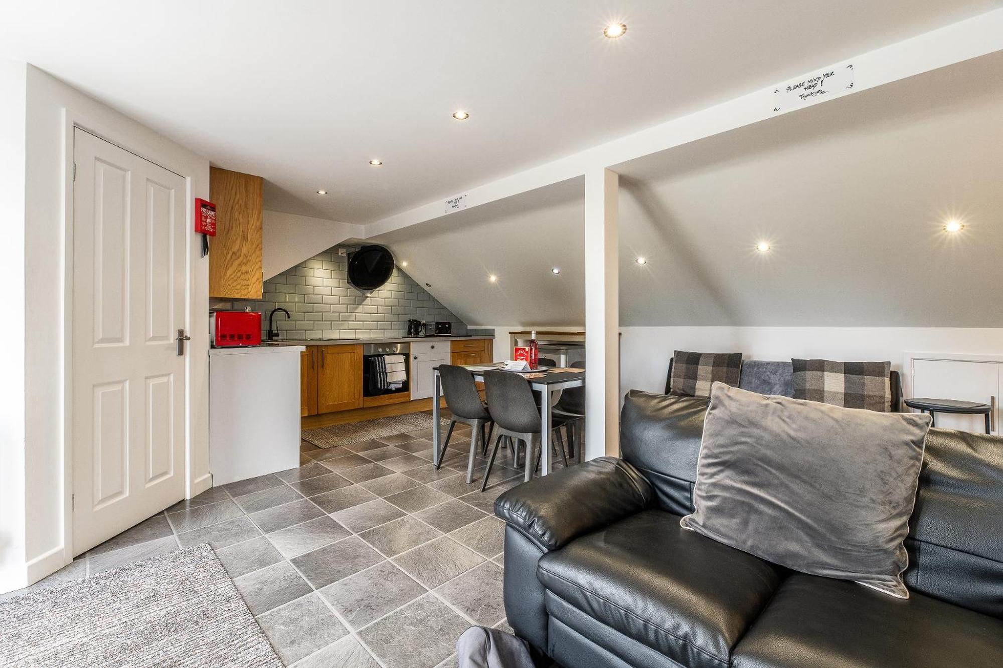 Upside Down House - Sleeps Up To 6 Guests - Great For Family And Friends Gatherings,Corporate Events ,Near Sherwood Forest At Fairview Farm In Nottingham Set In 88 Acres Εξωτερικό φωτογραφία