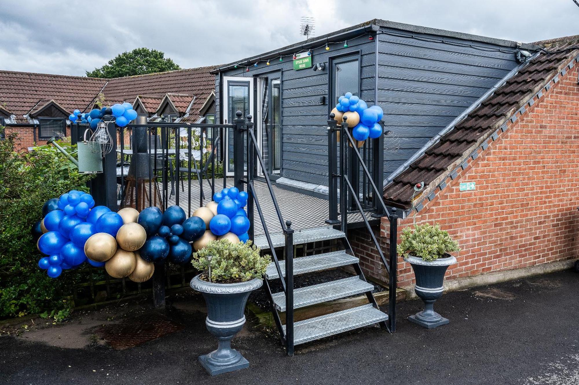 Upside Down House - Sleeps Up To 6 Guests - Great For Family And Friends Gatherings,Corporate Events ,Near Sherwood Forest At Fairview Farm In Nottingham Set In 88 Acres Εξωτερικό φωτογραφία