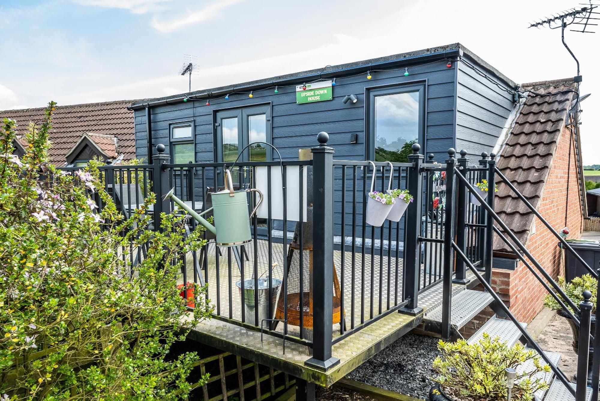 Upside Down House - Sleeps Up To 6 Guests - Great For Family And Friends Gatherings,Corporate Events ,Near Sherwood Forest At Fairview Farm In Nottingham Set In 88 Acres Εξωτερικό φωτογραφία