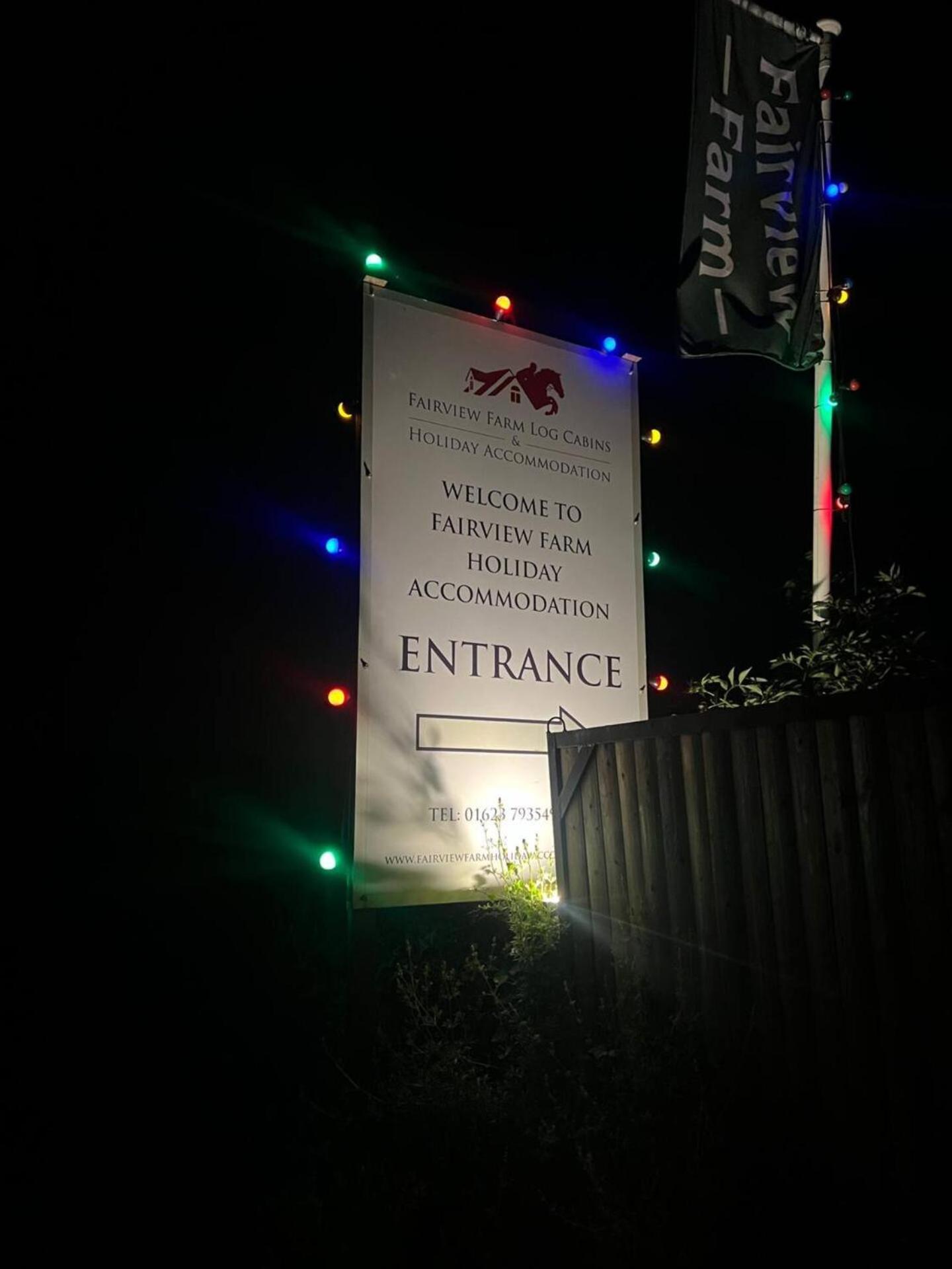Upside Down House - Sleeps Up To 6 Guests - Great For Family And Friends Gatherings,Corporate Events ,Near Sherwood Forest At Fairview Farm In Nottingham Set In 88 Acres Εξωτερικό φωτογραφία